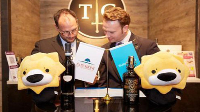 Suning signs a cooperation contract with French food enterprises Farchioni in May 2017. Photo: Courtesy of Suning